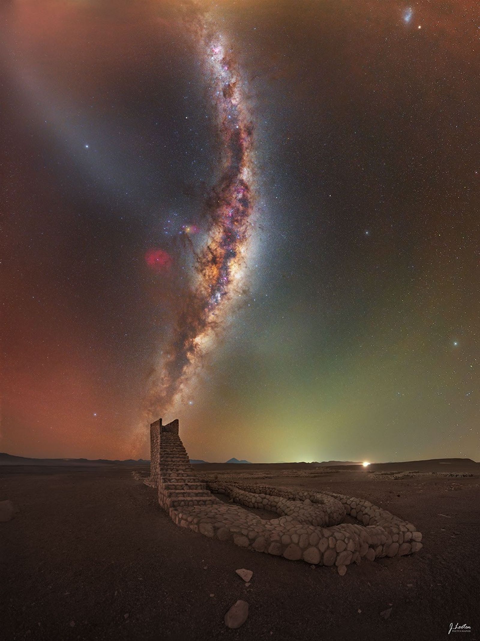 Un escalier du désert vers le ciel
