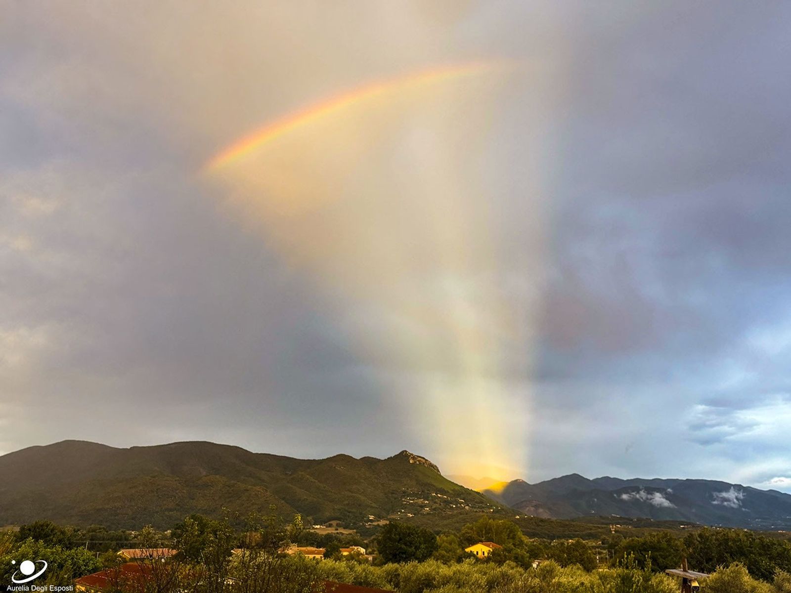 Un éventail d'arc-en-ciel anticrépusculaire